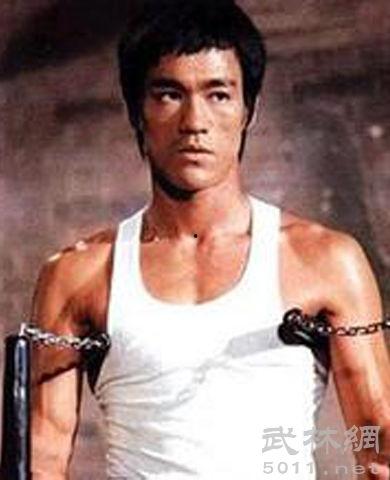 李小龙肌肉照片,硬汉风采，力量与美的完美融合